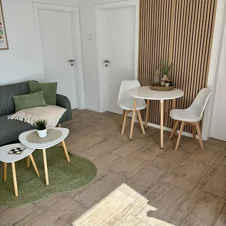 Home & Apart - Stilvolles Apartment In Oldenburg-Kreyenbrueck - Balkon, Parkplatz & Wlan